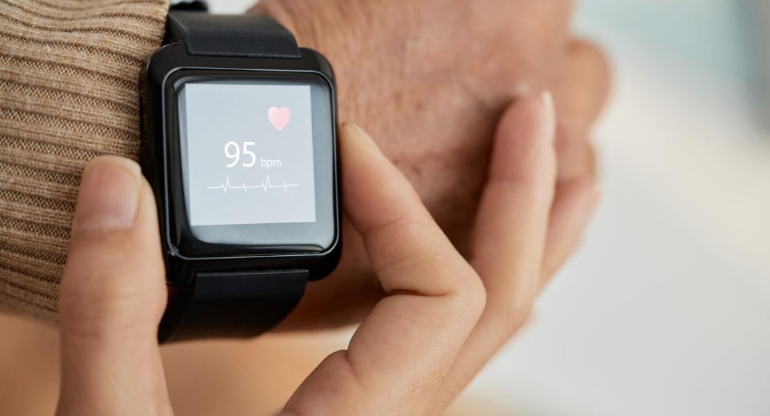 Smartwatch displaying heart rate of 95 bpm with ECG line and heart icon.